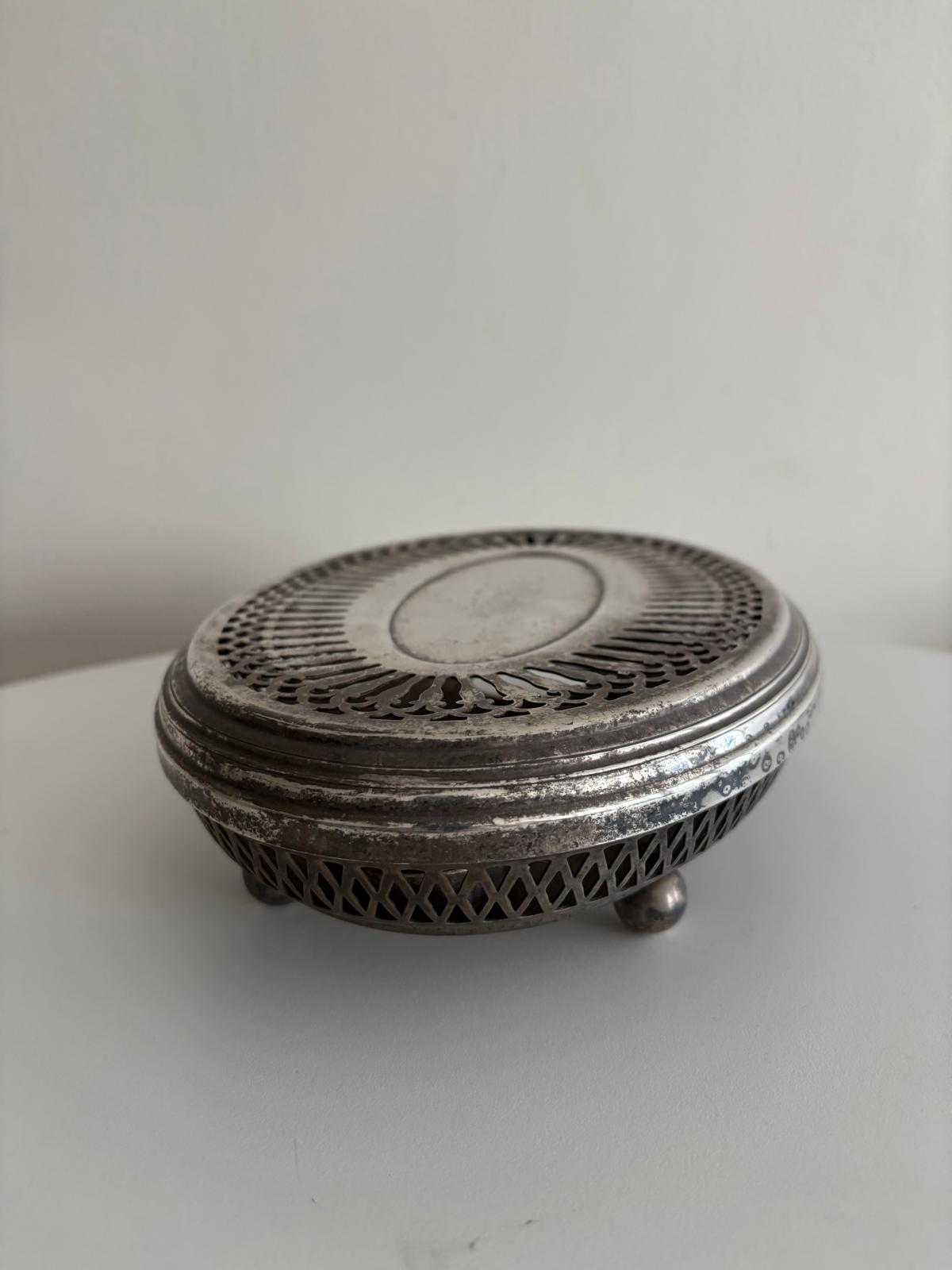 Orfèvrerie de France silver-plated heating dish - Collector & Curator