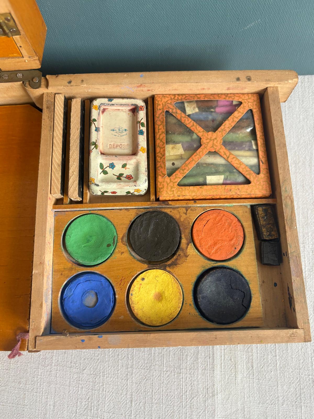 Complete Antique French Artist’s Paint Box, Original Pigments & Decorated Metal Trays, c.1900–1920 - Collector & Curator